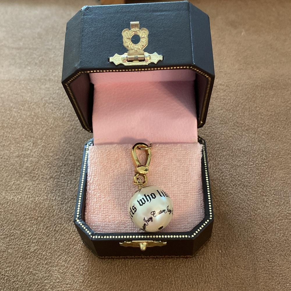 Like New Juicy‎ Couture SCRIPT PEARL Bracelet Jewelry Box